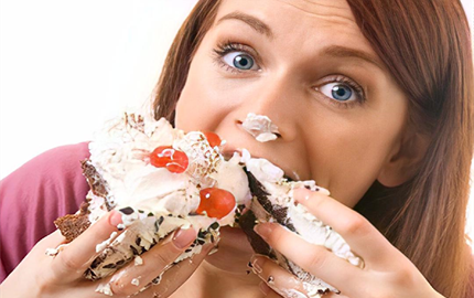 خوردن شیرینی و شکلات زیاد چه کاری با بدن شما می کند؟